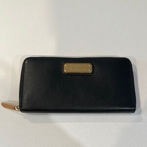 EUC Marc Jacob’s black leather wallet with gold accents